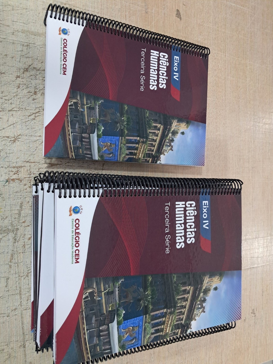 Encadernação e plastificação — trabalho realizado